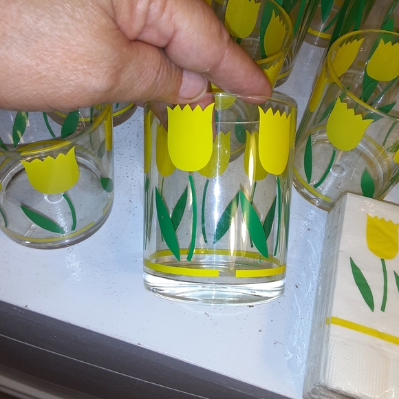 Set of 12 melamine glasses and matching napkins - Picture 2 of 4